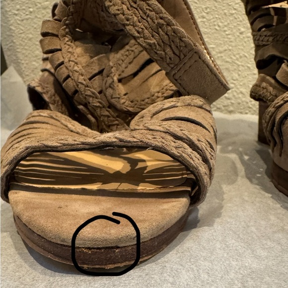 Vince Camuto Women’s Janil Suede Sandals - Picture 7 of 7